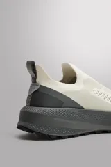 Zapatilla deportiva sin cordones para uso diario y carreras ligeras. Parte superior de tejido de punto transpirable, con puntera y talón recubiertos de material Shield Protect Max. Tirador trasero, plantilla OrthoLite® extraíble, entresuela Spume Foam V3 y suela de goma.