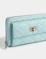 Billetera negra de cuerina con diseño acolchado, formato fichero, bolsillo frontal con broche y botón, cierre superior circundante y monedero interno con cierre.