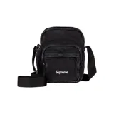 Bolso bandolera Supreme color negro confeccionado en denim, con logo blanco estampado en el frente, correa ajustable y múltiples bolsillos con cierre.