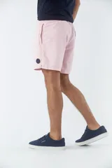 Short de baño celeste liso, con cintura elástica ajustable con cordón negro, dos bolsillos delanteros y uno trasero.