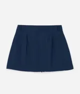 Short pollera de sastreria color azul marino, con pliegues frontales, cierre tradicional y gancho en la cintura. Posee forro interior de malla.