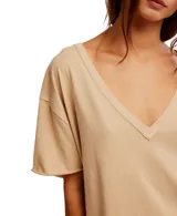 Remera negra de algodón, con escote en V profundo, mangas cortas y hombros caídos.