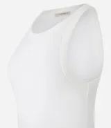 Musculosa blanca de algodón con cuello redondo y sisas anchas.