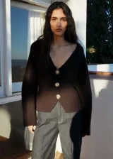 Pantalón de jean gris oscuro, de corte wide leg, tiro alto y largo hasta el tobillo.
