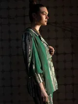 Blazer verde con estampado abstracto en tonos blanco y gris. Tiene hombreras sutiles y mangas largas con puño ancho que puede remangarse para un efecto de manga tres cuartos.