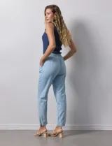 Pantalón celeste liso, marca Dash. Pretina elastizada, bolsillos delanteros y bolsillos traseros simulados.