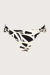 Calzón de bikini con estampado abstracto en blanco y negro, de cobertura pequeña con costados fruncidos y costuras invisibles.