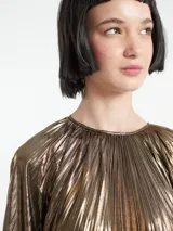 Vestido azul eléctrico con textura plisada, corte amplio tipo capa, cuello redondo y mangas largas.