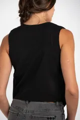 Chaleco de corte al cuerpo, color marrón, con botones frontales y diseño ligero y fluido.