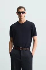 Camiseta de hombre de punto con mezcla de viscosa, a rayas horizontales blancas y azul marino. Tiene cuello redondo, manga corta y terminaciones en rib.