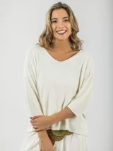 Sweater tejido fino italiano color crema, con escote en V y mangas 3/4.
