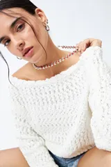 Sweater blanco de punto texturado y calado, con cuello amplio y fit relajado.