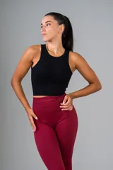 Musculosa deportiva negra de punto canalé, con cuello redondo y sisas amplias.
