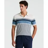 Polo de piqué a rayas horizontales en tonos de azul y blanco, con cuello clásico y tapeta de dos botones.