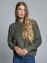 Sweater de lurex color gris con brillo dorado, de cuello redondo y mangas largas.