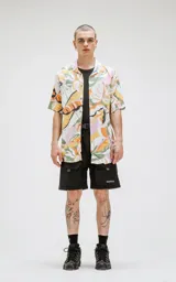 Camisa de manga corta con estampado de hojas en tonos pastel, calce oversize.
