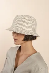 Sombrero tipo bucket de lana color beige con diseño de espiga.