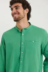Camisa rosada de lino y algodón, con cuello mao, manga larga y bolsillo de parche en el pecho.