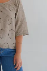 Blusa color visón con escote cuadrado y mangas 3/4 con calados.