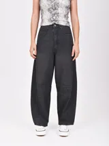 Pantalón de jean negro de corte ancho, con bolsillos delanteros y traseros.