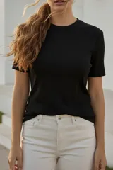 Remera negra de viscosa con elastano, corte ajustado y mangas cortas.