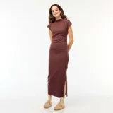 Vestido largo marrón de corte ajustado, con cuello alto, mangas cortas y frunces laterales.