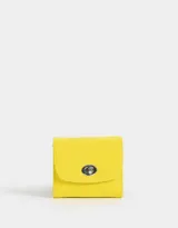 Billetera cuadrada de cuerina color amarillo, con cierre de broche metálico. Cuenta con compartimentos para tarjetas y billetes.