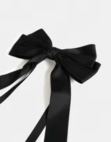 Hebilla para el pelo color negro con forma de moño con lazos largos.