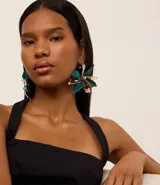 Maxi aros colgantes con forma de flor, color verde esmeralda con detalles dorados.