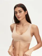 Top deportivo negro sin costuras, con breteles anchos y escote redondo.