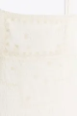 Vestido midi blanco de escote recto y tirantes finos ajustables. Presenta un torso elástico tipo nido de abeja con detalle de flores bordadas al tono en la parte superior y una falda de caída fluida con bolsillos laterales ocultos.