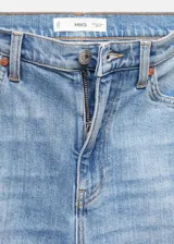 Pantalón de jean celeste de corte skinny, tiro medio y largo cropped. Confeccionado en tejido elástico de algodón.