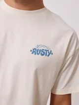 Remera negra de algodón con estampado del logo de la marca Rusty en el frente.