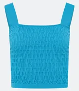 Blusa corta de punto color celeste, con textura arrugada tipo lastex, breteles anchos y escote cuadrado.