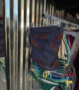 Top strapless de mesh color azul con estampado abstracto en tonos naranja y rojo.