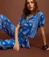 Pantalón pantacourt de viscosa con estampado paisley en tonos azules y blancos, cintura alta elástica.