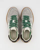 Championes deportivos Coolway modelo Goal, color gris con detalles en blanco, negro y marrón. Confeccionados en serraje con lengüeta de piel y suela flexible de goma.