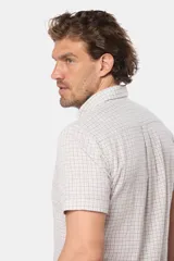 Camisa de manga corta a cuadros, color blanco con líneas celestes y beige. Tiene un bolsillo en el pecho y logo bordado. Corte slim fit.