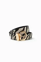 Cinturón con hebilla dorada y estampado de cebra en tonos beige y negro.