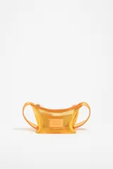 Minibolso amarillo de tejido de red con detalles en piel y charms metálicos. Presenta etiqueta logotipada BIMBA Y LOLA y cierre ajustable de cordón, con acabados metálicos plateados.