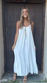 Vestido largo blanco de seda con breteles finos.