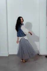 Pollera midi de tul color crudo con brillos plateados y cintura elástica.