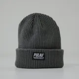 Gorro de lana gris con etiqueta negra con el logo de la marca Pulau.