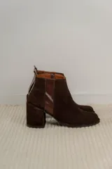 Botas cortas de cuero marrón con elástico lateral y tacón ancho.