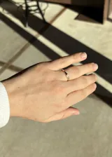 Anillo dorado con una zirconia incrustada en forma de ojo.