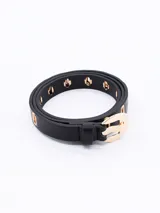 Cinto negro de cuero sintético con hebilla circular dorada y perforaciones con forma de letra 'O'.