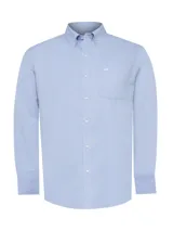 Camisa celeste de vestir, de corte regular fit, con cuello abotonado y bolsillo en el pecho con logo bordado.