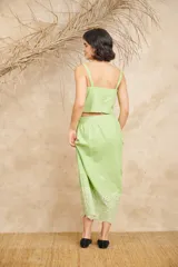 Conjunto de pollera midi y crop top celeste, con bordado de flores blancas.