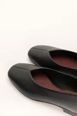 Chatas negras de cuero vacuno, con punta fina y taco bajo de 1.2 cm.