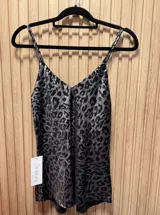 Top metalizado con estampado animal print y corte clásico.